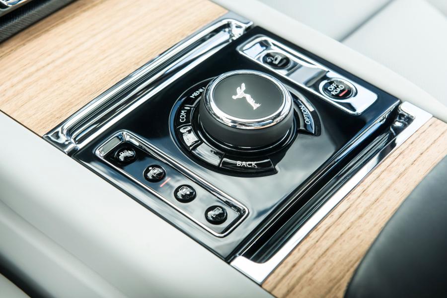 Детали интерьера Rolls-Royce Cullinan 2018 года  (NA) (фото 31 из 40)